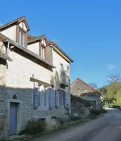 Maison et grange avec une cour entre les deux.