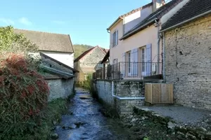 A l'ouest : la terrasse le long de la Cosanne