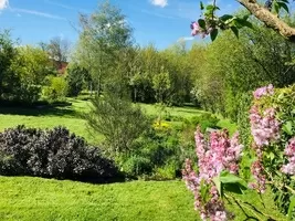 Jardin agréable et très beau.