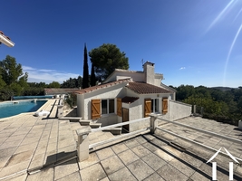 Maison avec piscine, jardin facile d’entretien et vues