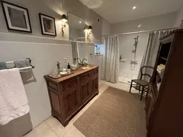 grande salle de douche avec toilettes