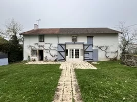 sur le côté droit de la maison, entrée de la grange/atelier