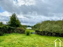 Depuis la véranda, vue sur les prés et les étangs. NB : les étangs ne font pas partie de la propriété