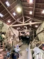 Le hangar 1 (76 m2 ausol, dimensions intérieures) est un ancien atelier de menuiserie