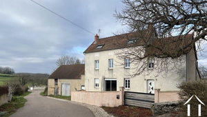 Maison sur 3 niveaux avec dépendances et cave