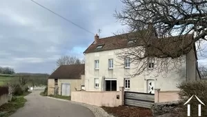 Maison haute avec granges et jardin