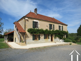 Maison avec grand garage et granges