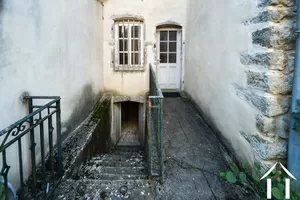 Escalier vers la cave à vin et porte d'entrée principale.