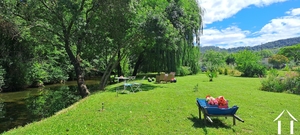 Vigneronne avec gîte et grand jardin en bord de rivière