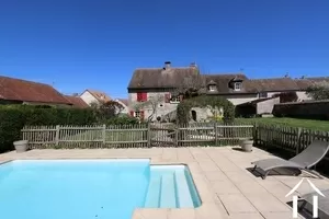 Maison avec piscine et jardin clos
