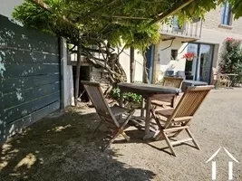 Espace de sièges dans la cour devant la façade