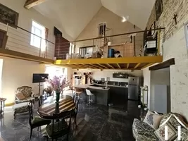 Espace de vie avec plafond de pleine hauteur