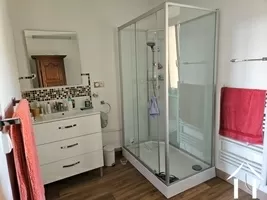 Chambre principale avec salle de douche, toilettes et lavabo