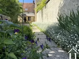 Courtyard avec une terrasse partiellement couverte