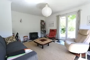 Salon ouvrant sur un jardin privé