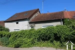 Petite maison le long d'une rivière au calme