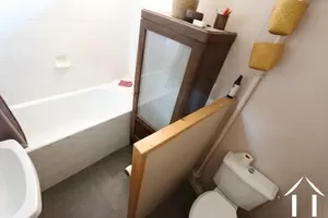 La salle de bain avec toilettes