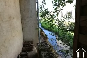 Rivière vue d'une petite porte latérale