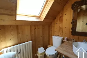 Maison 2 : toilettes et lavabo