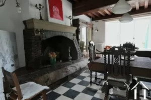 Maison 1 : Salon avec cheminée et grandes portes-fenêtres