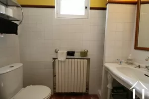 Maison 2 : salle de douche avec toilettes et chaudière