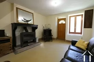 Salon avec cheminée et poêle à bois