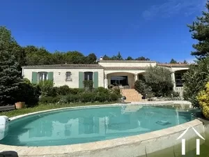 Villa avec beau jardin, vues et piscine chauffée Ref # 2436 
