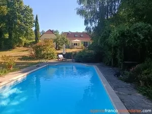 Maison avec piscine et grand jardin arboré Ref # Li1016 