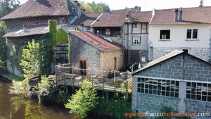Maison monumentale au bord de la rivière  Ref # Li899 