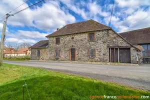 Belle maison en pierres de pays et 6 000m² Ref # Li972 