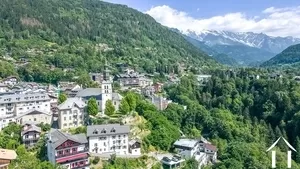 Maison de caractère avec 5 appartements et locaux commerciaux au cœur du village  Ref # C6042 