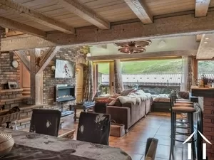 2 appartements à réunifier - spacieux et authentiques  Ref # C6317 