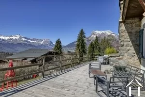 Chalet avec grand terrain à proximité immédiate du centre village  Ref # C6385 