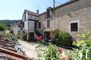 Petite maison en pierre dans un village viticole Ref # CR5354bBS 