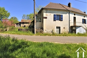 Maison à rénover avec dépendances proche Joncy Ref # JP5536S 