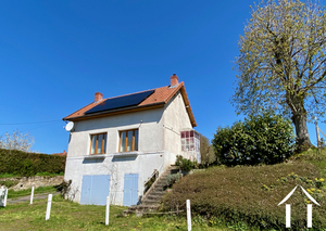 Maison rénovée avec deux chambres près de Nolay Ref # PM5417D 