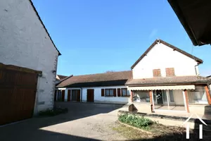 Maison de village avec cour et grange près de Meursault Ref # CR5490BS 