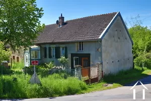 Petite ferme à l'orée d'un village du Morvan Ref # CvH5516M 