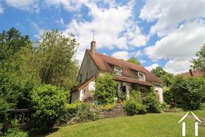 Charmante propriété avec une belle vue et un beau jardin Ref # LB5535N 