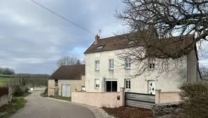 Maison sur 3 niveaux avec dépendances et cave Ref # CR5564BS 