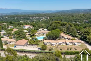 Mazet Provençal 3 faces avec jardinet privatif et parking  Ref # 2517B 