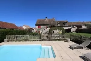 Maison avec piscine et jardin clos de mur Ref # CR5586BS 
