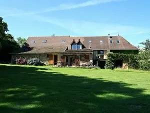 Grand maison de campagne, terrain, piscine et grange, sud bourgogne. Ref # JDP5589S 