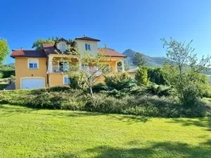 Vues à couper le souffle dans une ville thermale du Jura Ref # RT5605P 