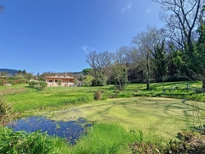 Propriété lumineuse avec piscine chauffée, vues et parc  Ref # 06-702414 
