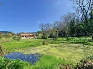Propriété lumineuse avec piscine chauffée, vues et parc  Ref # 06-702414 
