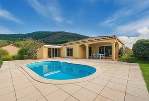Villa de plain-pied avec vues, faibles frais, piscine et garage  Ref # 06-654203 