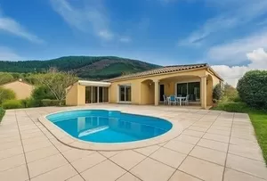 Villa de plain-pied avec vues, faibles frais, piscine et garage  Ref # 06-654203 