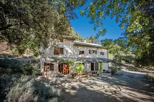 Un domaine où règnent calme, nature, sérénité et histoire Ref # 11-2523 