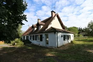 Deux maisons avec dépendances dans un grand jardin paysager Ref # CR5615BS 
